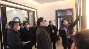 2月26日下午，縣委高書記一行來景泰玻璃督導企業復工復產、疫情防控及安全生產情況，并參觀、考察景泰門窗工廠。