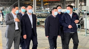 市僑聯(lián)黨組書記、主席商曉東，黨組成員、四級(jí)調(diào)研員周政，二級(jí)主任科員王成金等相關(guān)領(lǐng)導(dǎo)到江蘇景泰玻璃有限公司視察